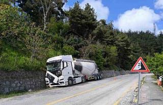 Kastamonu’da freni patlayan beton mikseri istinat...