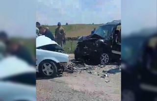 Kavşakta 2 otomobil çarpıştı: 1 ölü, 1 yaralı