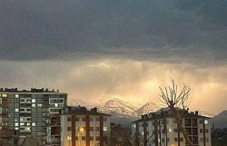 Kayseri’de şimşekler Erciyes’i aydınlattı