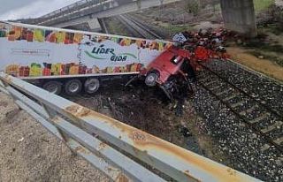 Kaza yapıp tren yoluna düşen tır nedeniyle seferler...