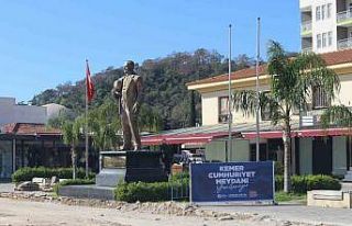 Kemer Cumhuriyet Meydanı turizm sezonuna hazırlanıyor