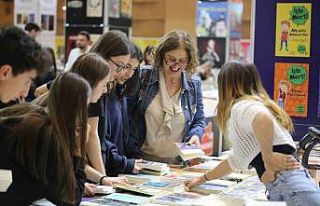 Kepez Kitap Fuarı’na kitapseverlerin ilgisi sürüyor