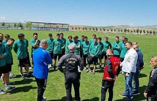 Kırşehir emniyetinden futbolculara tatlı ikramı
