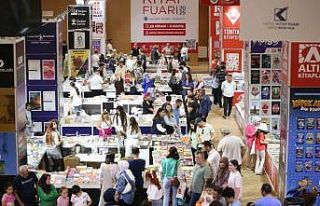 Kitap tutkunları Kepez Kitap Fuarı’na akın etti
