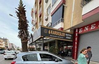 Kontrolden çıkan araç kafeye daldı: O anlar kameraya...