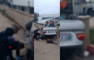 Kontrolden çıkan otomobil akaryakıt istasyonunun...