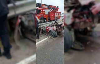 Kontrolden çıkan otomobil bariyerlere saplandı:...