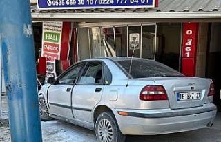 Kontrolden çıkan otomobil iş yerine daldı