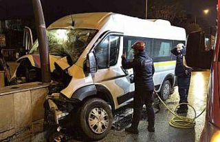 Kontrolden çıkan servis minibüsü alt geçidin...