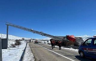 Kontrolden çıktı, bariyerlerde asılı kaldı :...