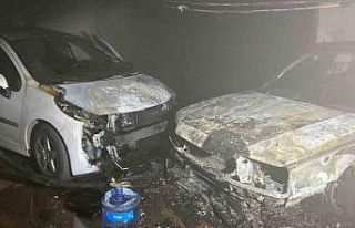 Konya’da sitenin otoparkında 2 otomobil yandı