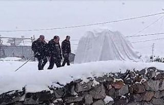 Köylüler güne kar yağışıyla uyandı