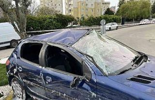 Küçükçekmece’de dubalara çarpan araç takla...