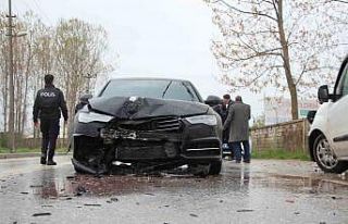 Lüks otomobil, hafif ticari araca çarptı, 2 kişi...