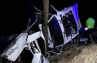 Malatya’da otomobil aydınlatma direğine çarptı:...