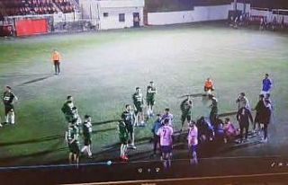 Maltepe’de halı sahada fenalaşan genç hayatını...