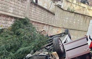 Mardin’de hafif ticari araç istinat duvarından...