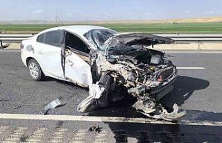 Mardin’de otomobil demir bariyerlere çarptı: 1...