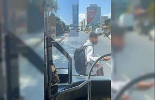 Mecidiyeköy’de yolun ortasında otobüse binmek...