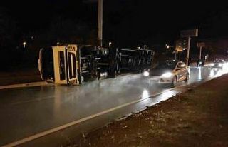 Mersin’de boya yüklü tır devrildi