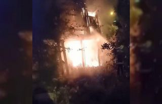 Metruk evde çıkan yangında alevler geceyi aydınlattı