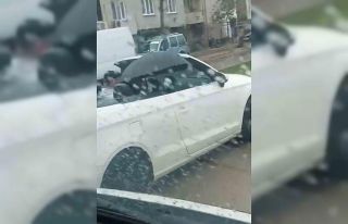 Milyonluk arabada ıslanmamak için şemsiye açtı