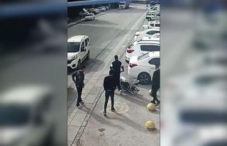 Motosikleti saniyeler içerisinde çalıp kaçtılar:...