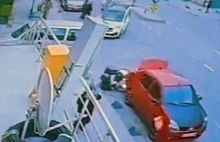 Motosikletli kuryenin otomobile çarpma anı kamerada