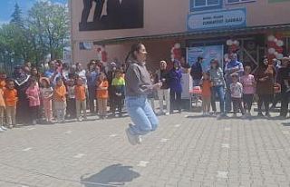 Öğrenciler seyretti veliler yarıştı