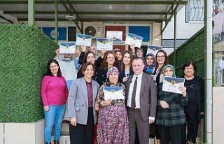 Okuma yazma kursunu tamamlayanlar belgelerini Başkan...