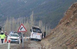 Oltu’da servis aracı kaza yaptı: 11 yaralı, 1...