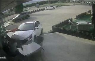 Önce motosiklet ile çarpıştı sonra mağazaya...