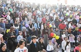 Osmaniye’de çocuklar bayram şenliğinde doyasıya...