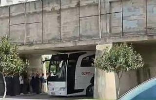 Otobüs köprü altına sıkıştı