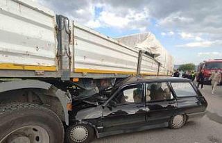 Otomobil tırın altına girdi: 2 yaralı