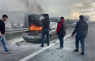 Otomobilde çıkan yangını vatandaşlar ve jandarma...