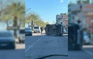 Otomobile çarpan araç yan yattı