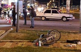 Otomobile çarpan motosiklet 15 metre ileriye savruldu:...