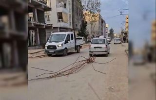Otomobilin arkasına demir bağlayan sürücüye ceza...