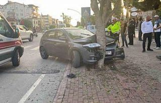 Otomobille ağaca çarptı, araçtaki yaralıları...