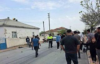 Otomobille çarpışan elektrikli motosiklet sürücüsünün...