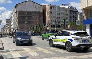 Otomobille ters yöne giren sürücü trafik polisiyle...