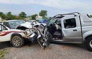 Otomobiller kafa kafaya çarpıştı: 1 ölü, 4 yaralı