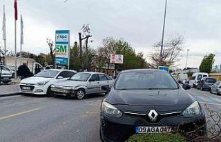 Otoparktan kontrolsüzce çıkan otomobil kazaya sebep...