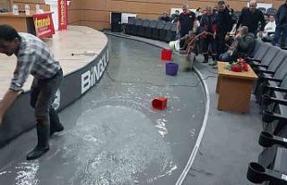 Panelin yapılacağı salonu su bastı, Prof. Dr....