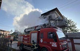 Park halindeki otomobil yandı; alevler eve sıçradı