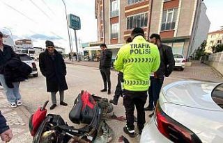 Park halindeki otomobile çarpman motosikletin sürücüsü...