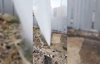 Patlayan borudan fışkıran su metrelerce yükseğe...