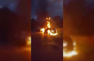 Pendik’te park halindeki otomobil alev topuna döndü