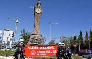 Polislerden Aile Yılı pankartı
